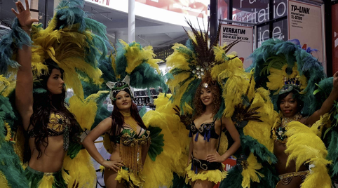 Jungle danseres met slang